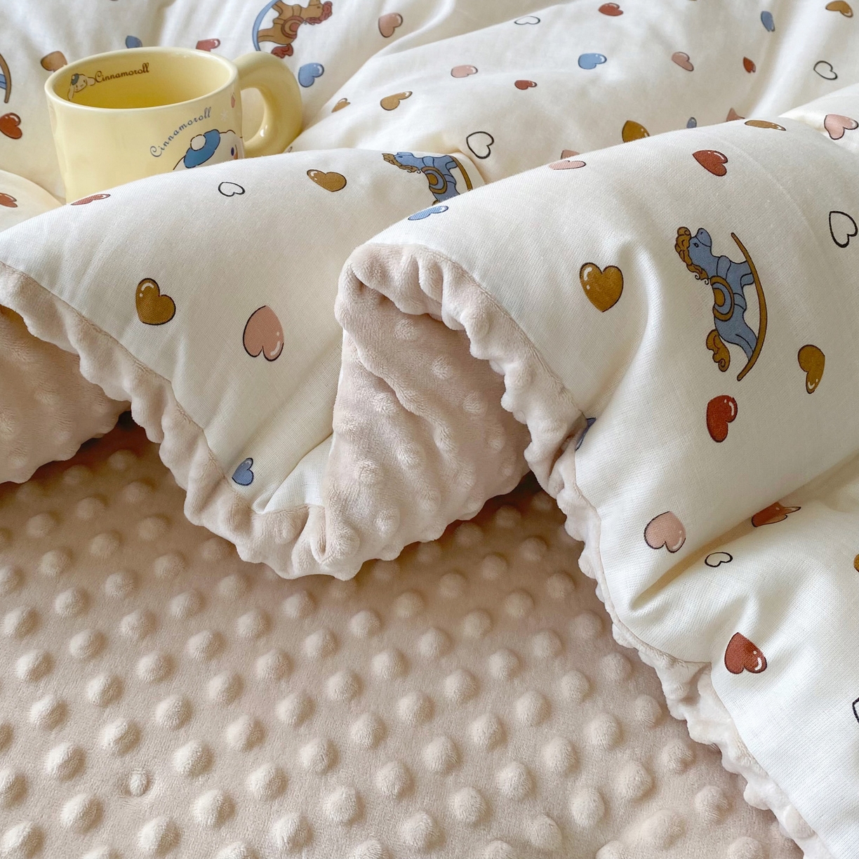 91家纺网 家纺一手货源 找家纺 小叮当家纺仓储工厂店 2025新款A类母婴级全棉双层纱婴儿绒210g豆豆被20%大豆纤维单人双人被芯 木马梦幻