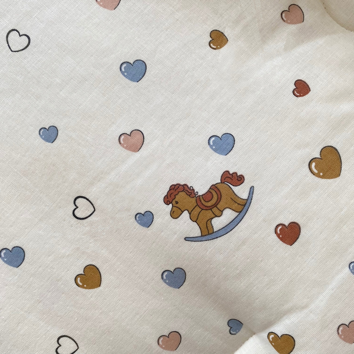 91家纺网 家纺一手货源 找家纺 小叮当家纺仓储工厂店 2025新款A类母婴级全棉双层纱婴儿绒210g豆豆被20%大豆纤维单人双人被芯 木马梦幻