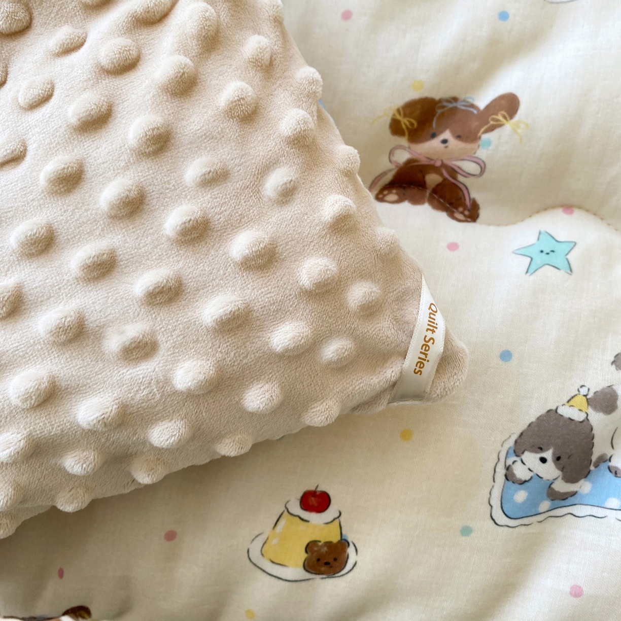 91家纺网 家纺一手货源 找家纺 小叮当家纺仓储工厂店 2025新款A类母婴级全棉双层纱婴儿绒210g豆豆被20%大豆纤维单人双人被芯 派宠