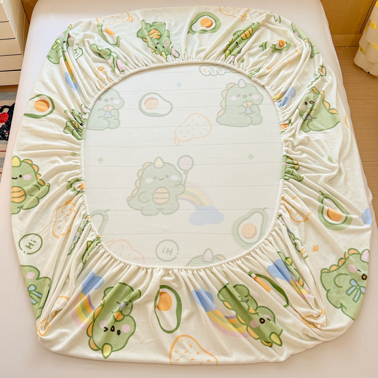 91家纺网 家纺一手货源 找家纺 名兮家居 2025新款高克重印花牛奶绒单床笠床笠单件 彩虹奶龙