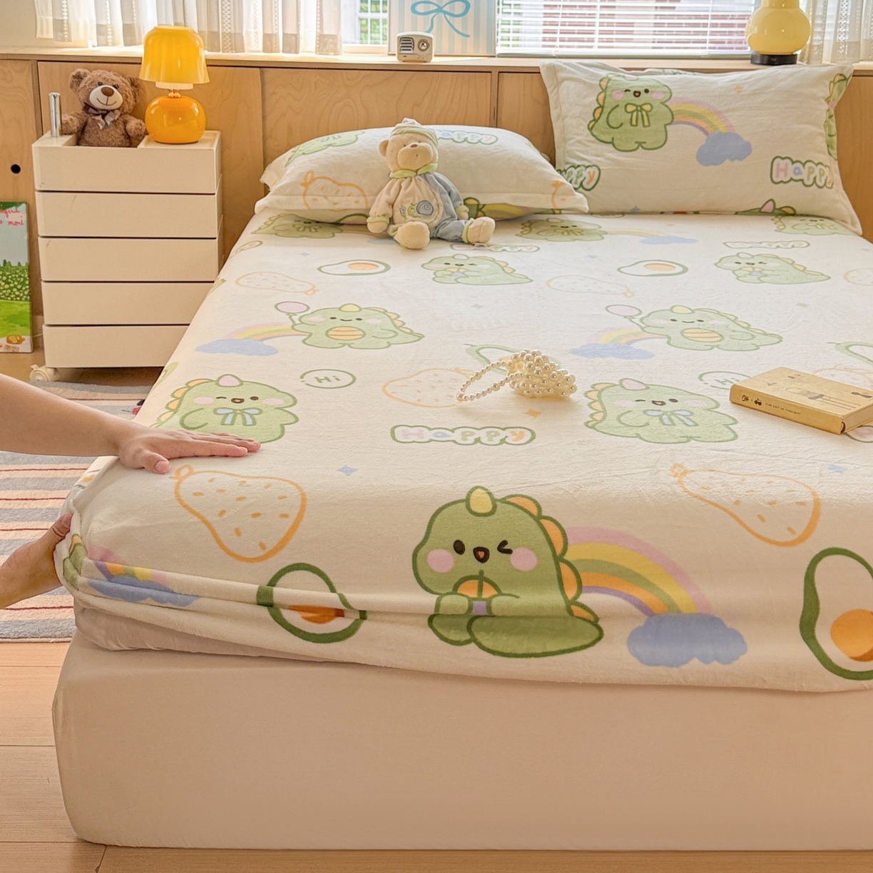 91家纺网 家纺一手货源 找家纺 名兮家居 2025新款高克重印花牛奶绒单床笠床笠单件 彩虹奶龙