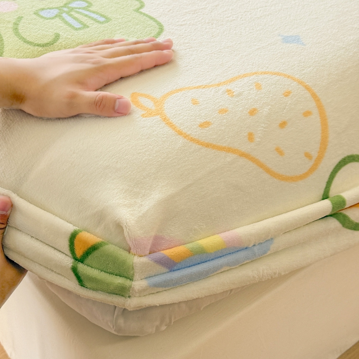 91家纺网 家纺一手货源 找家纺 名兮家居 2025新款高克重印花牛奶绒单床笠床笠单件 彩虹奶龙