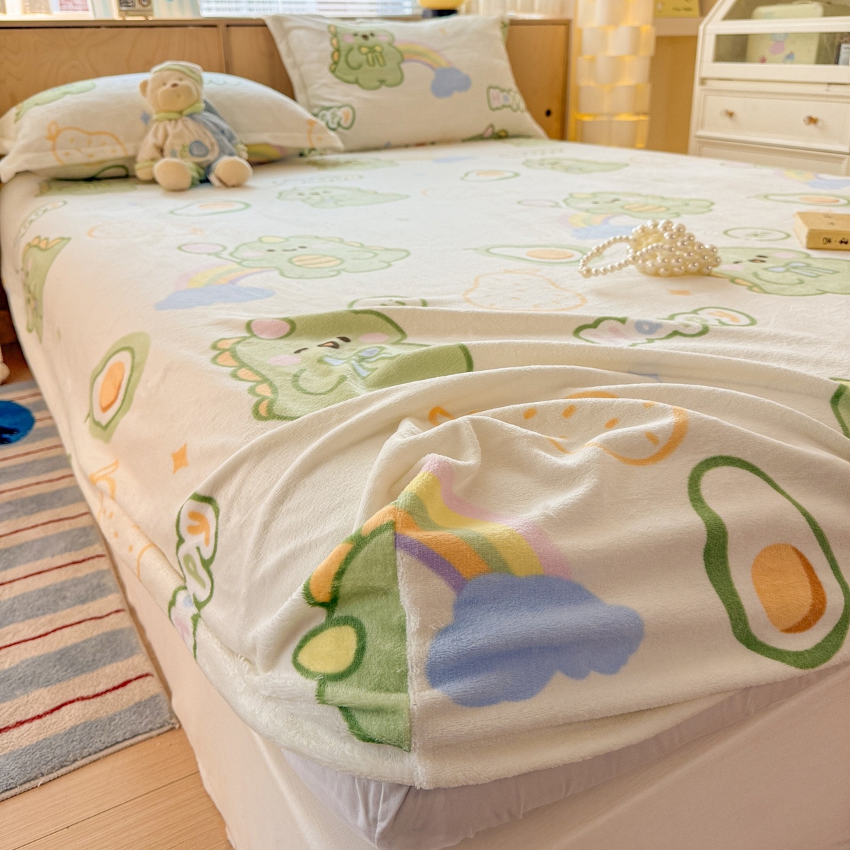 91家纺网 家纺一手货源 找家纺 名兮家居 2025新款高克重印花牛奶绒单床笠床笠单件 彩虹奶龙