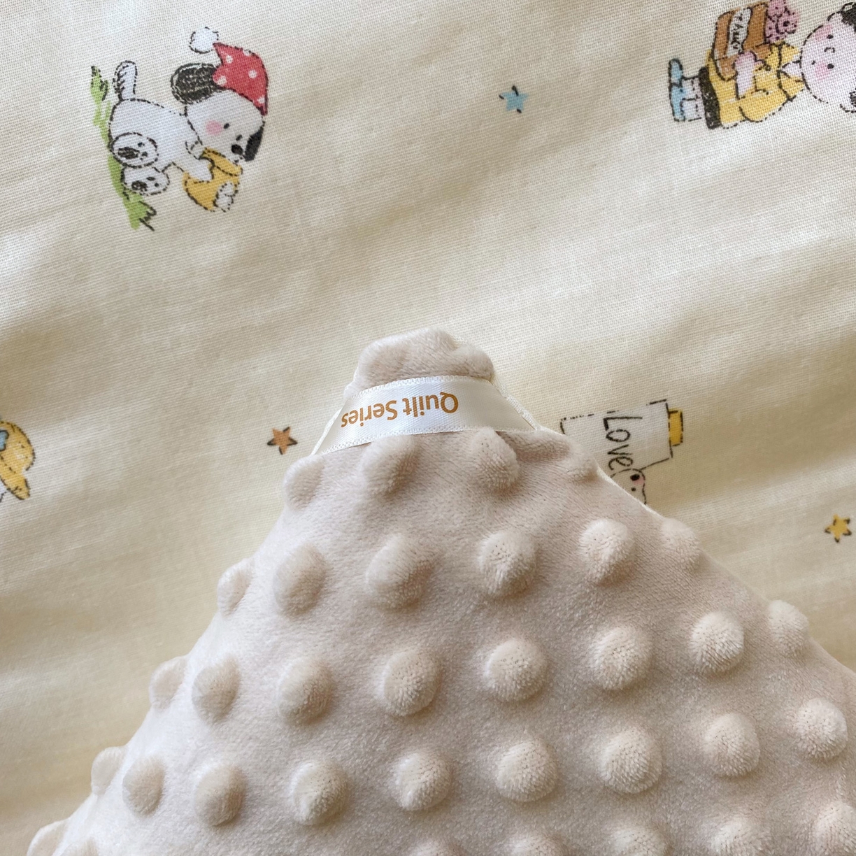 91家纺网 家纺一手货源 找家纺 小叮当家纺仓储工厂店 2025新款A类母婴级全棉双层纱婴儿绒210g豆豆被20%大豆纤维单人双人被芯 派克