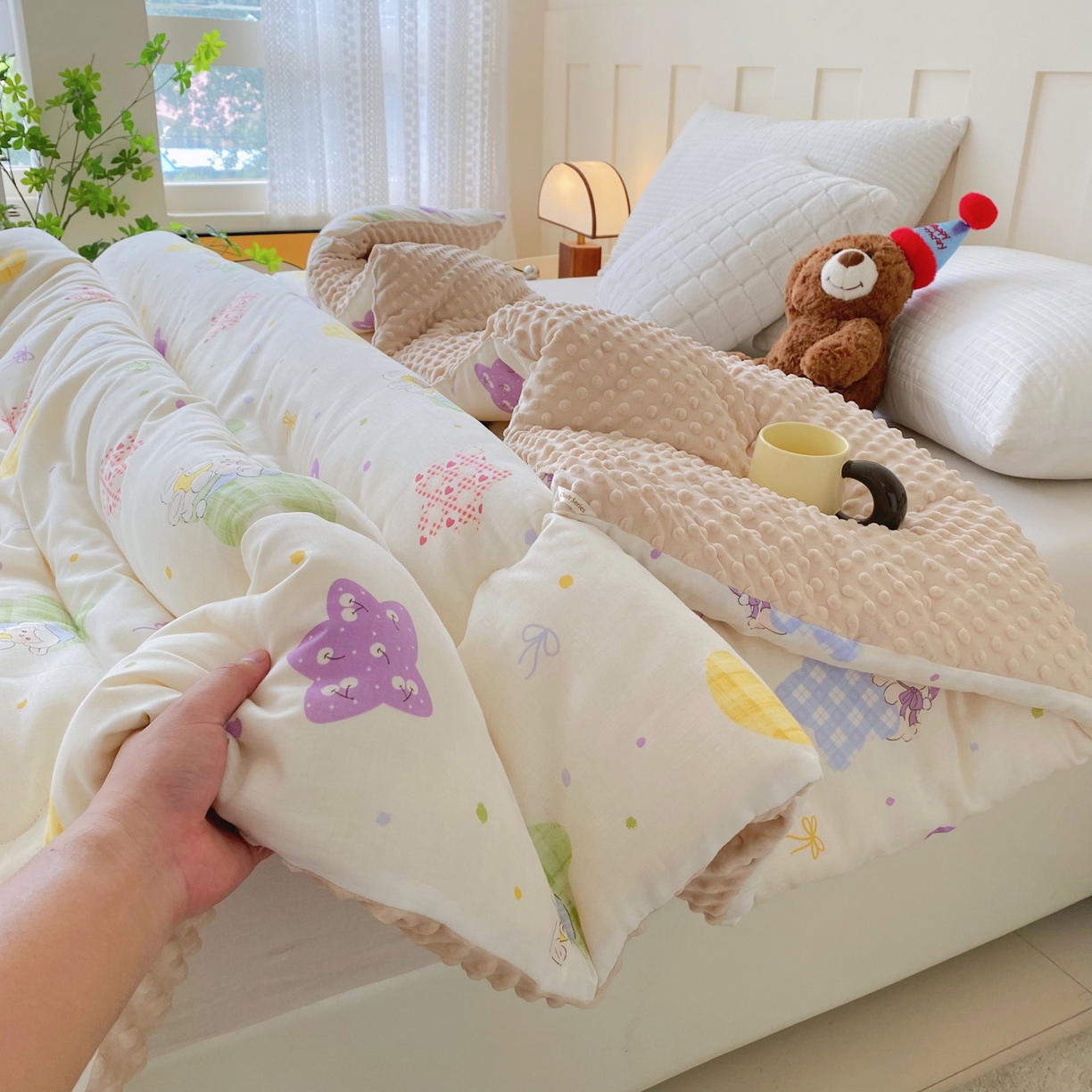 91家纺网 家纺一手货源 找家纺 小叮当家纺仓储工厂店 2025新款A类母婴级全棉双层纱婴儿绒210g豆豆被20%大豆纤维单人双人被芯 柔星梦香