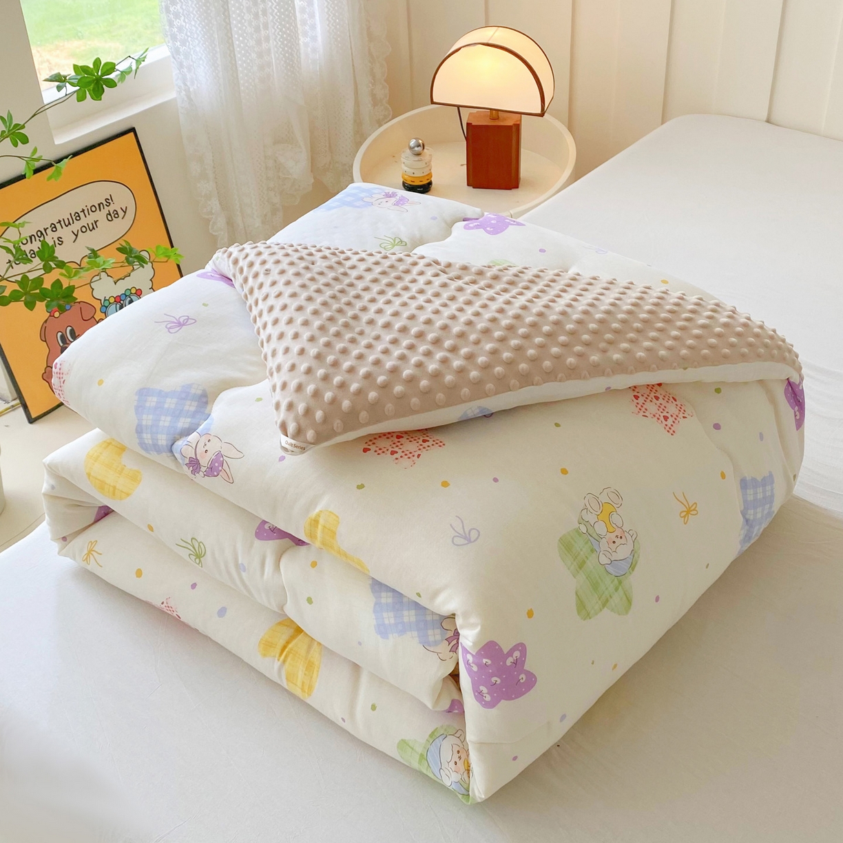 91家纺网 家纺一手货源 找家纺 小叮当家纺仓储工厂店 2025新款A类母婴级全棉双层纱婴儿绒210g豆豆被20%大豆纤维单人双人被芯 柔星梦香