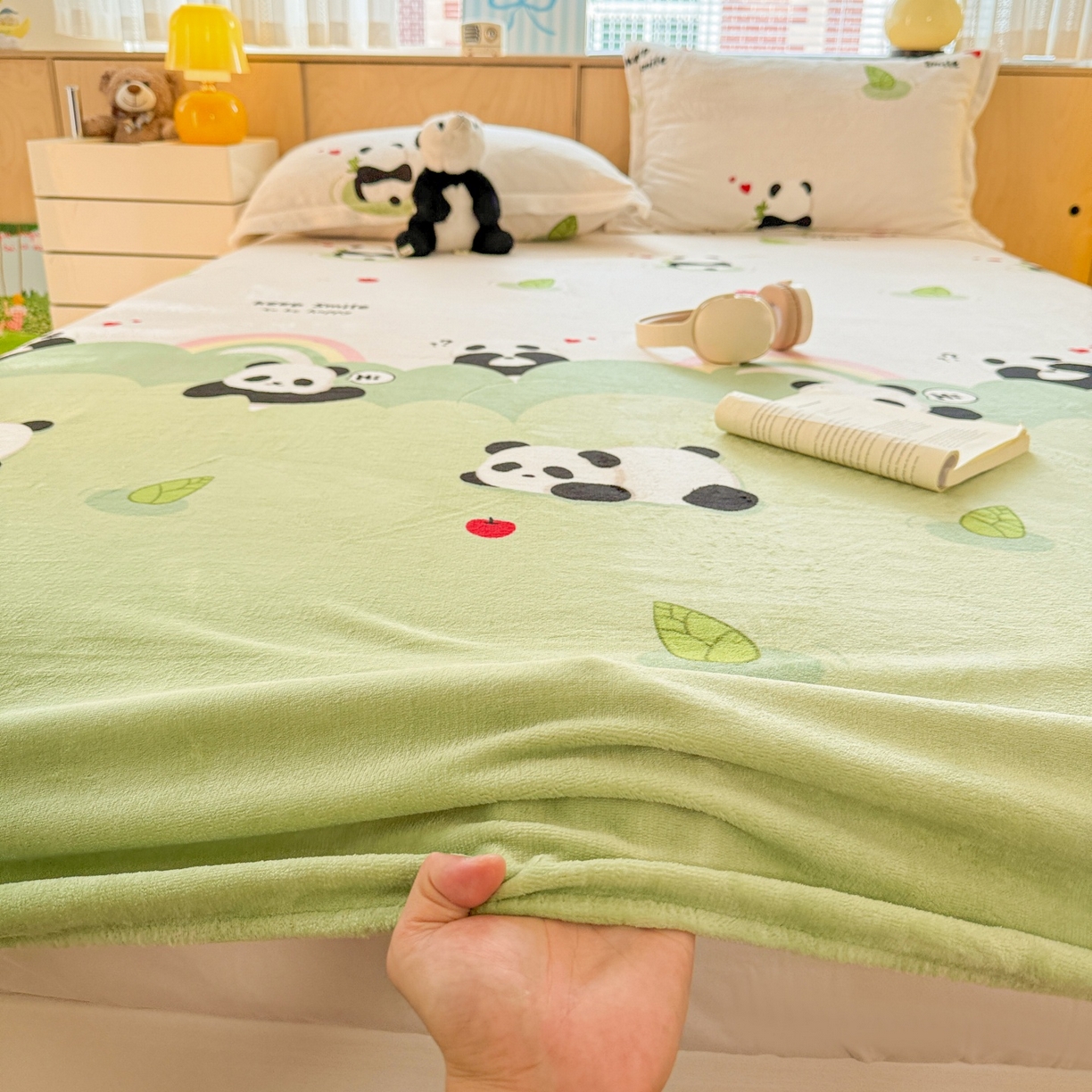 91家纺网 家纺一手货源 找家纺 名兮家居 2025新款高克重印花牛奶绒单床笠床笠单件 彩虹熊猫-果绿