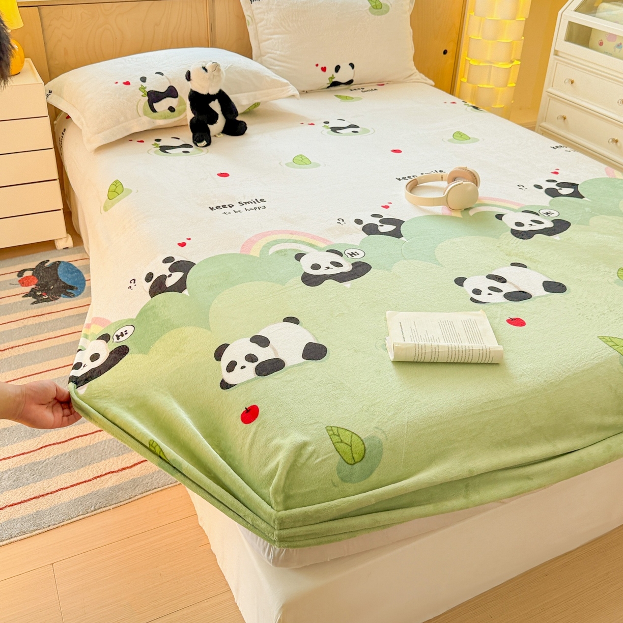 91家纺网 家纺一手货源 找家纺 名兮家居 2025新款高克重印花牛奶绒单床笠床笠单件 彩虹熊猫-果绿