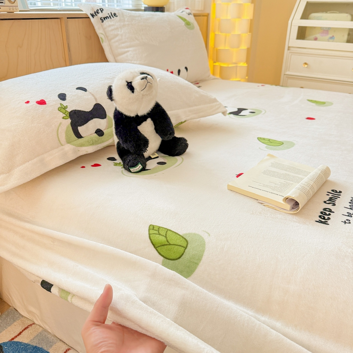 91家纺网 家纺一手货源 找家纺 名兮家居 2025新款高克重印花牛奶绒单床笠床笠单件 彩虹熊猫-果绿