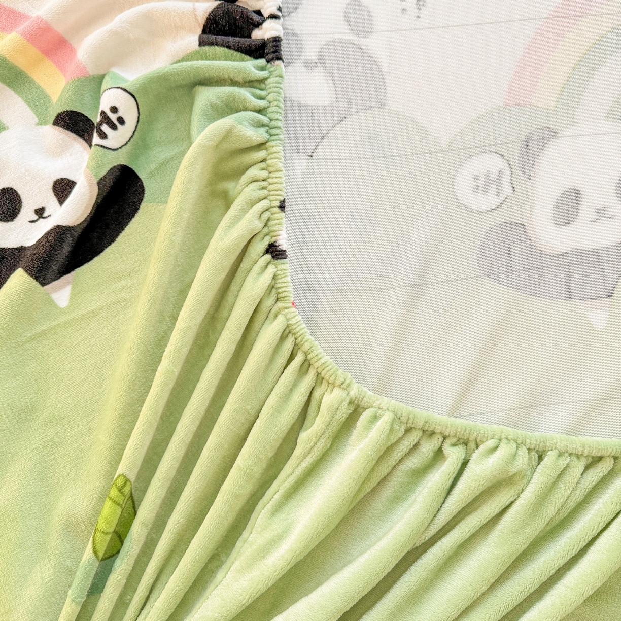 91家纺网 家纺一手货源 找家纺 名兮家居 2025新款高克重印花牛奶绒单床笠床笠单件 彩虹熊猫-果绿