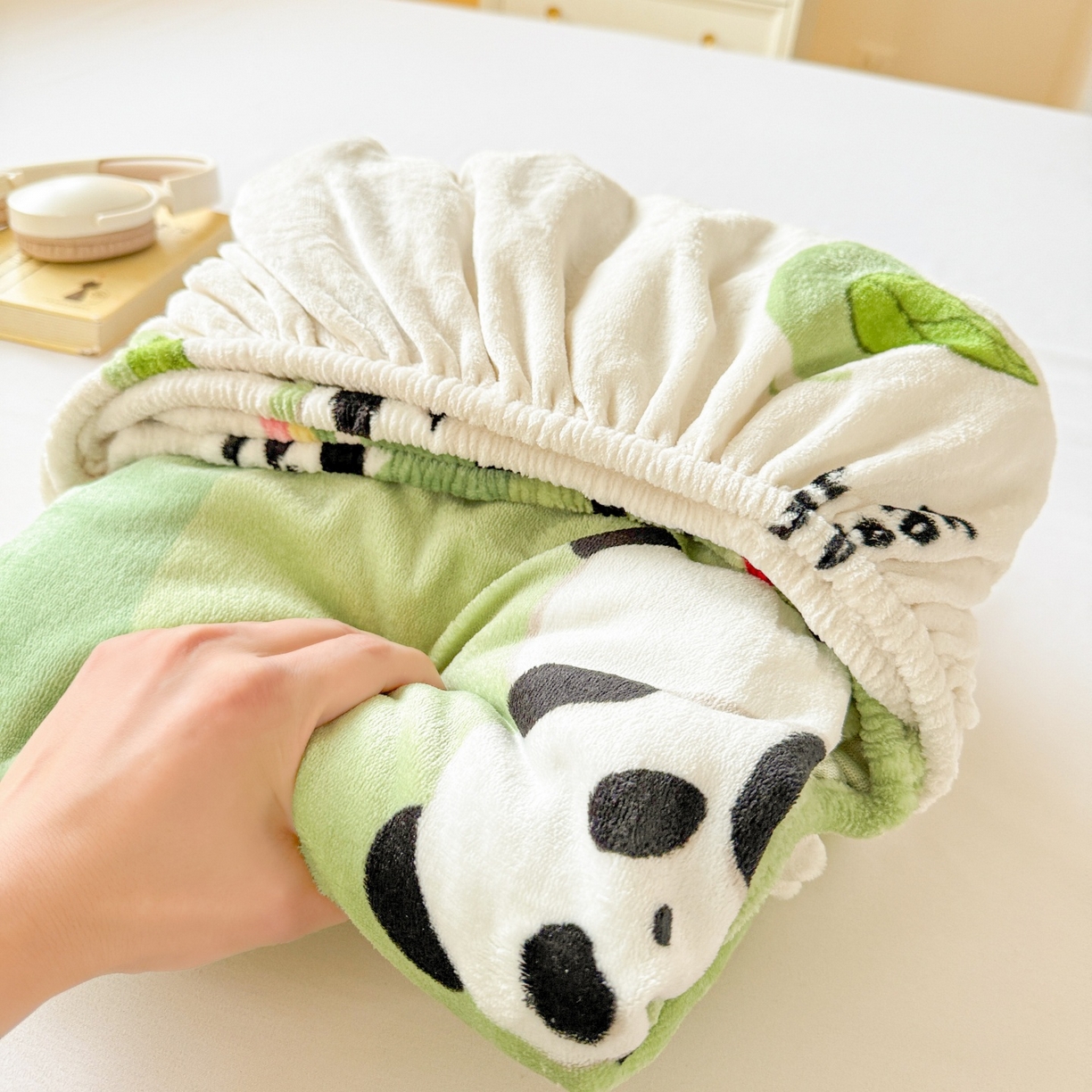 91家纺网 家纺一手货源 找家纺 名兮家居 2025新款高克重印花牛奶绒单床笠床笠单件 彩虹熊猫-果绿