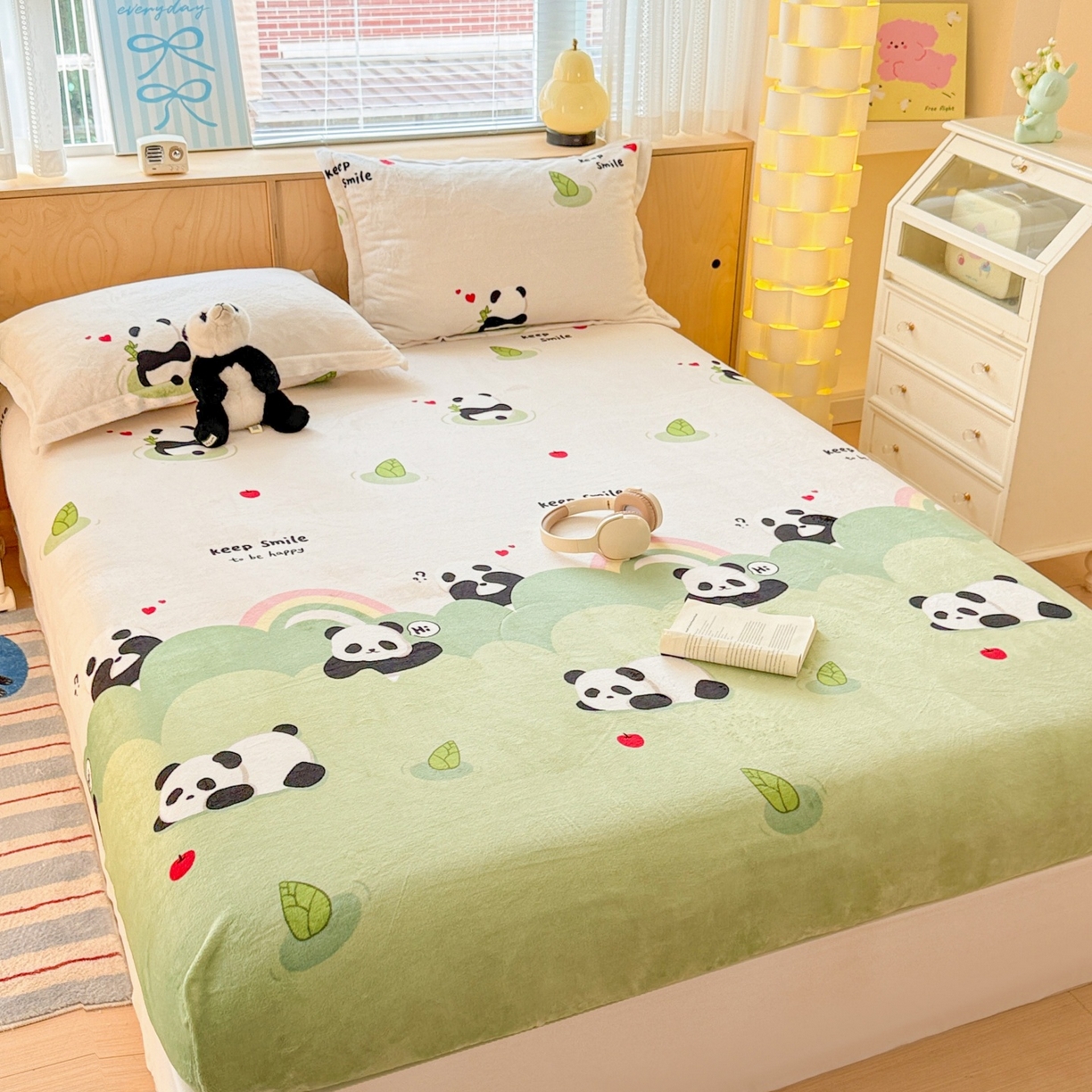 91家纺网 家纺一手货源 找家纺 名兮家居 2025新款高克重印花牛奶绒单床笠床笠单件 彩虹熊猫-果绿