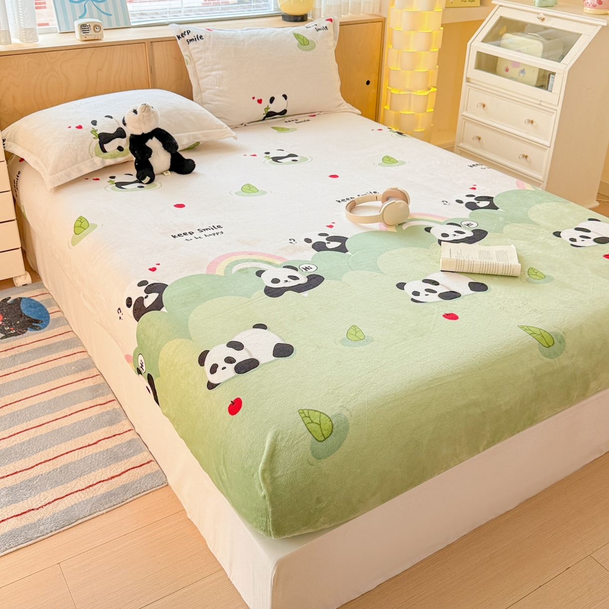 91家纺网 家纺一手货源 找家纺 名兮家居 2025新款高克重印花牛奶绒单床笠床笠单件 彩虹熊猫-果绿