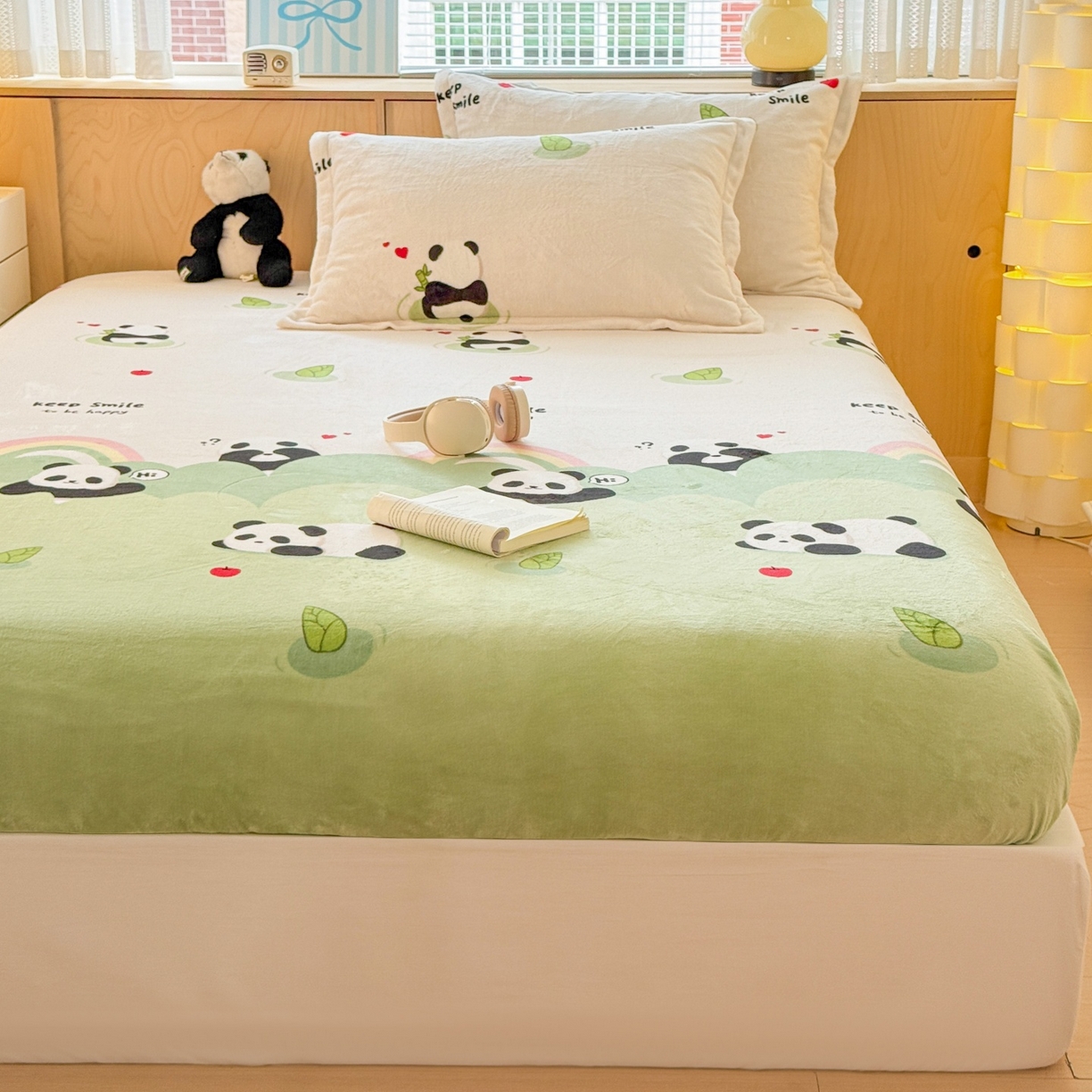 91家纺网 家纺一手货源 找家纺 名兮家居 2025新款高克重印花牛奶绒单床笠床笠单件 彩虹熊猫-果绿