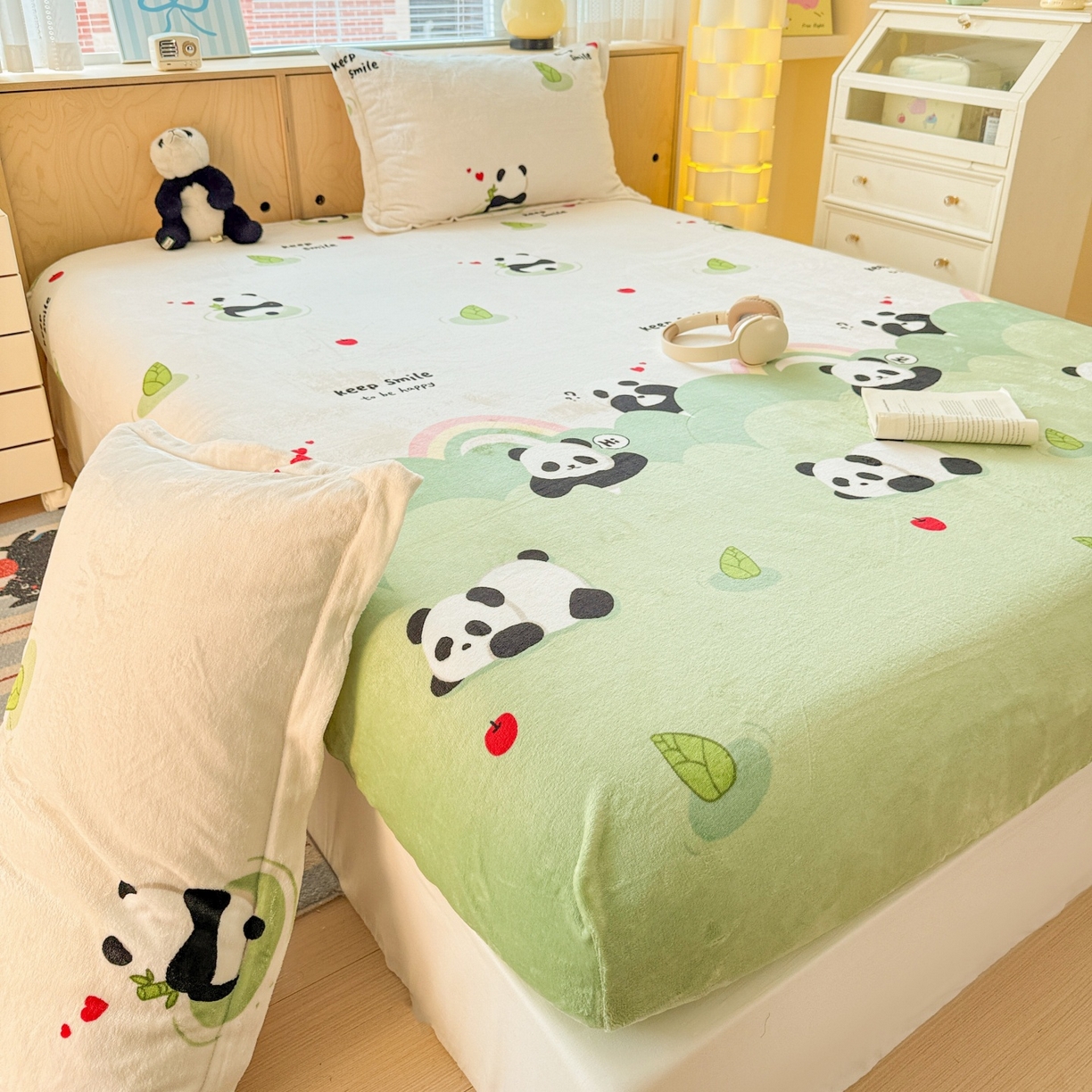 91家纺网 家纺一手货源 找家纺 名兮家居 2025新款高克重印花牛奶绒单床笠床笠单件 彩虹熊猫-果绿