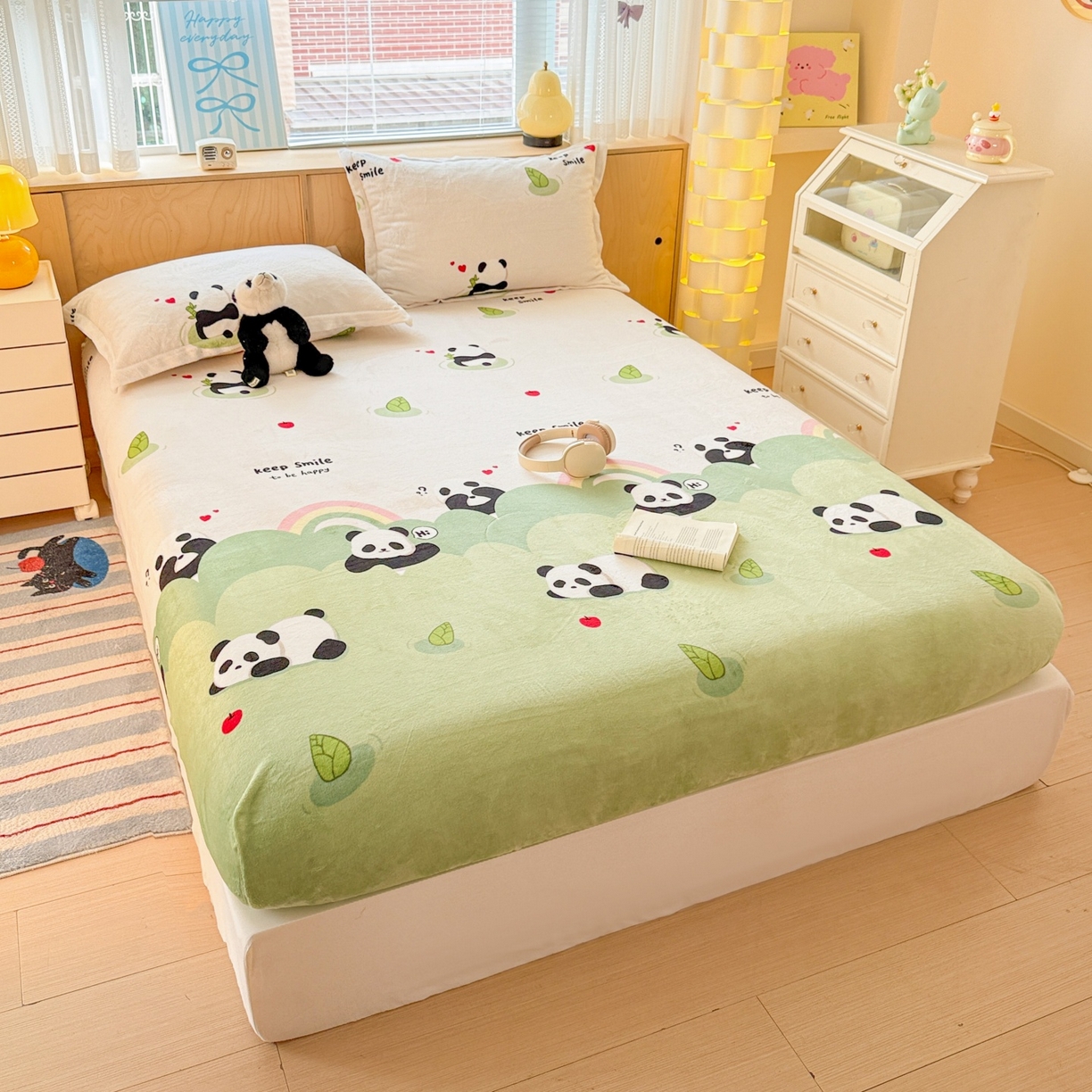 91家纺网 家纺一手货源 找家纺 名兮家居 2025新款高克重印花牛奶绒单床笠床笠单件 彩虹熊猫-果绿