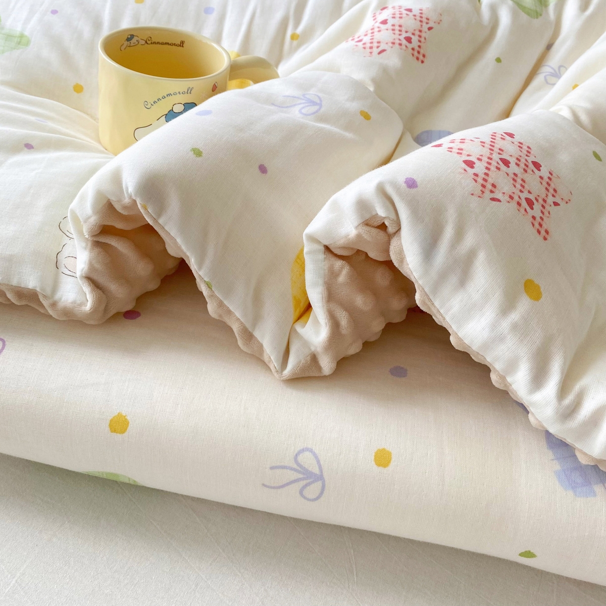 91家纺网 家纺一手货源 找家纺 小叮当家纺仓储工厂店 2025新款A类母婴级全棉双层纱婴儿绒210g豆豆被20%大豆纤维单人双人被芯 柔星梦香