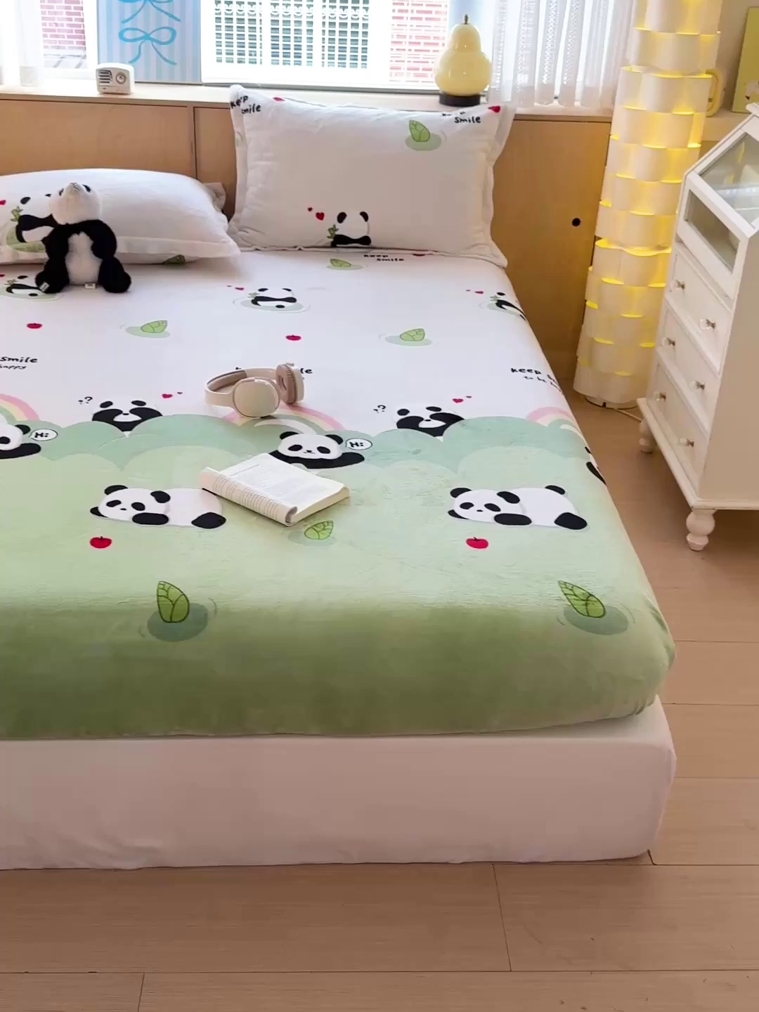 91家纺网 家纺一手货源 找家纺 名兮家居 2025新款高克重印花牛奶绒单床笠床笠单件 彩虹熊猫-果绿