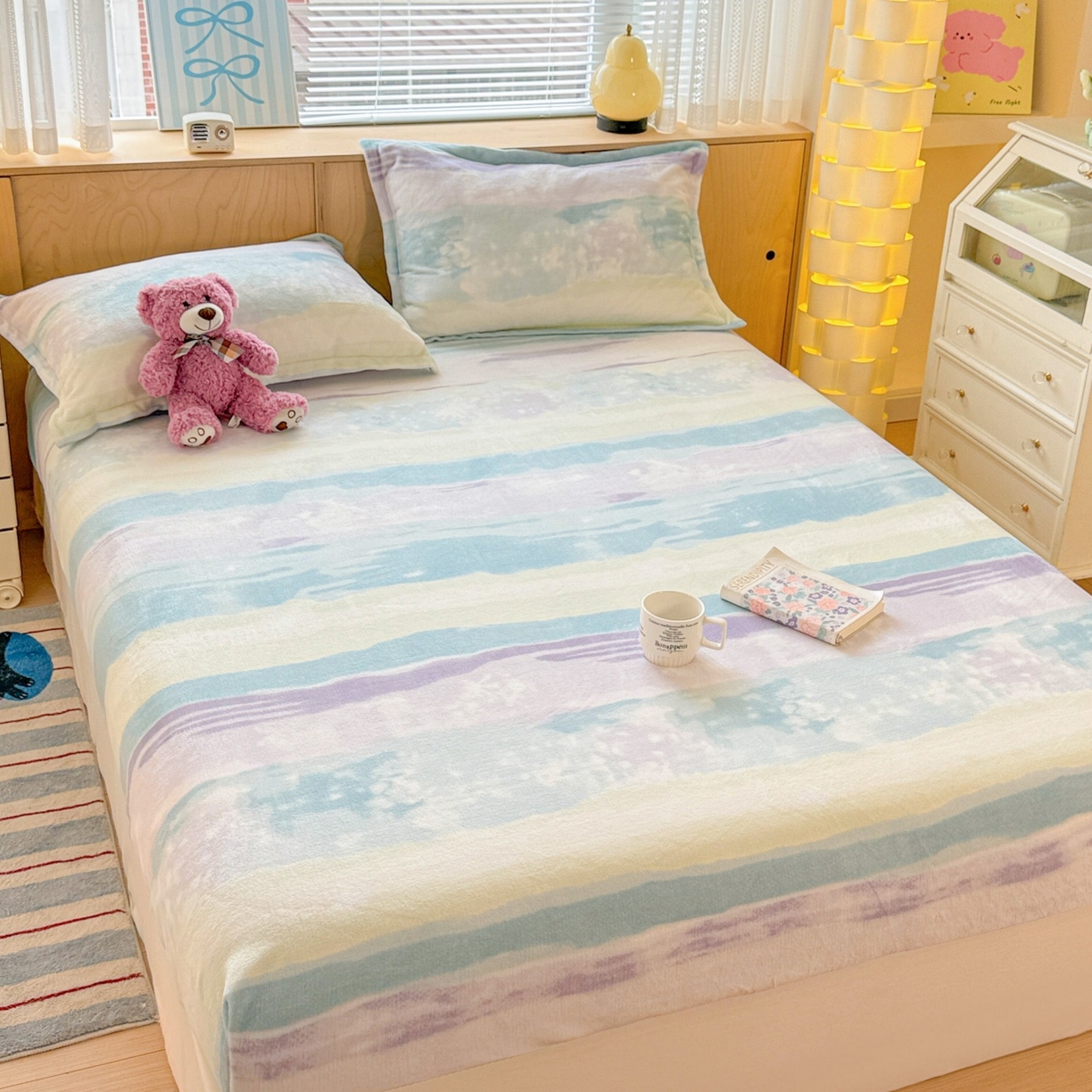 91家纺网 家纺一手货源 找家纺 名兮家居 2025新款高克重印花牛奶绒单床笠床笠单件 彩色的梦