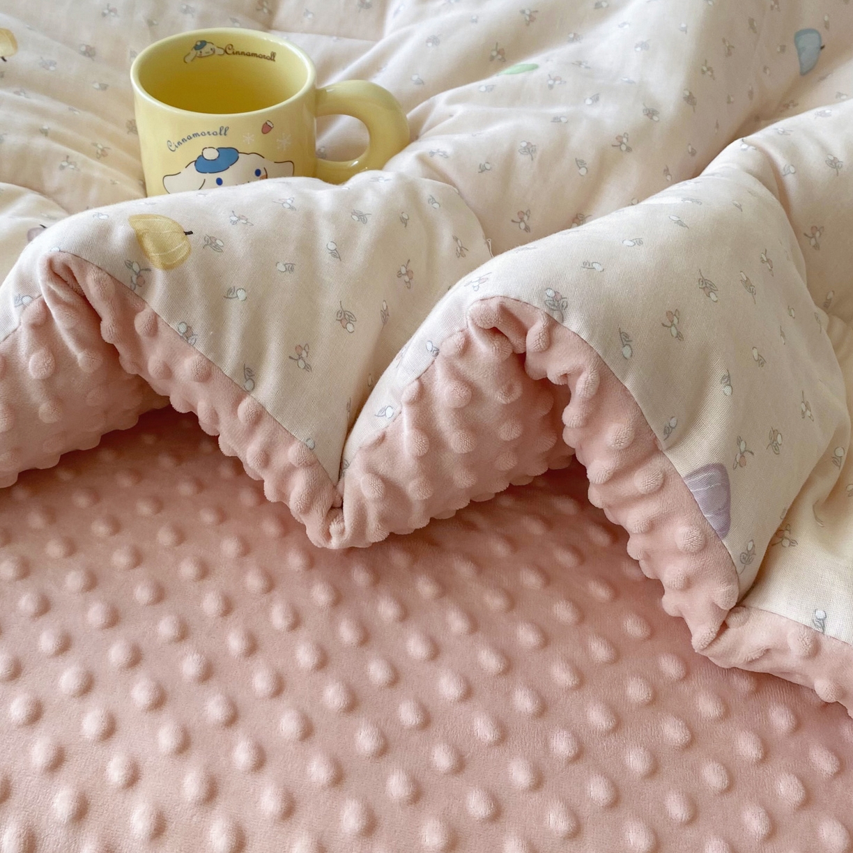 91家纺网 家纺一手货源 找家纺 小叮当家纺仓储工厂店 2025新款A类母婴级全棉双层纱婴儿绒210g豆豆被20%大豆纤维单人双人被芯 甜甜南瓜