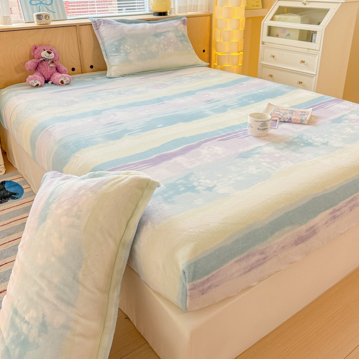 91家纺网 家纺一手货源 找家纺 名兮家居 2025新款高克重印花牛奶绒单床笠床笠单件 彩色的梦