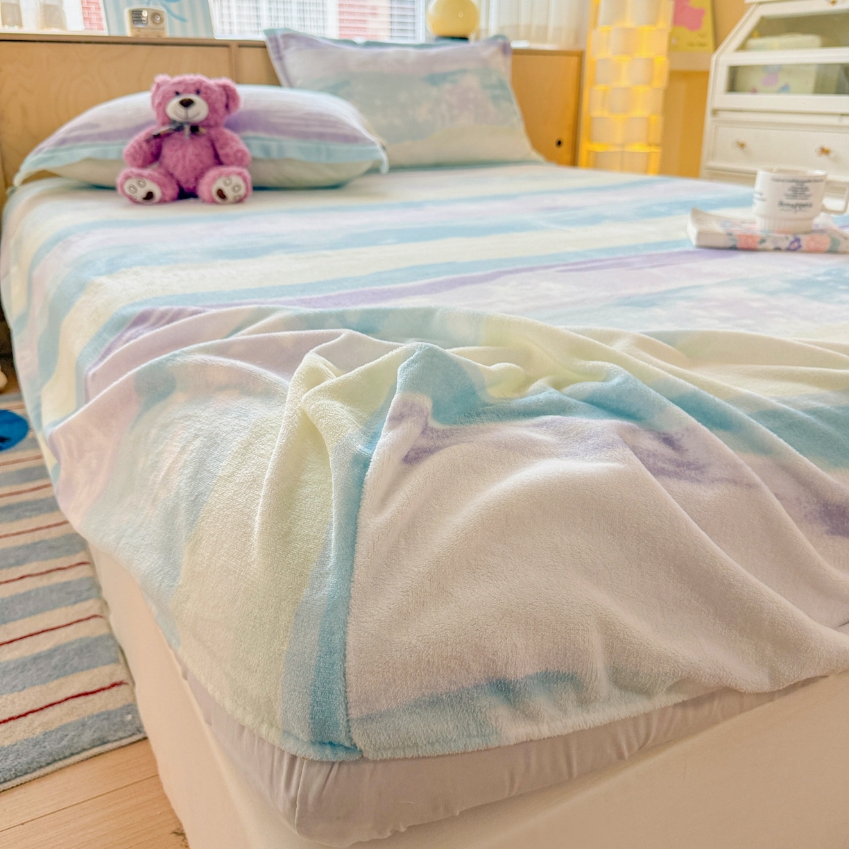 91家纺网 家纺一手货源 找家纺 名兮家居 2025新款高克重印花牛奶绒单床笠床笠单件 彩色的梦