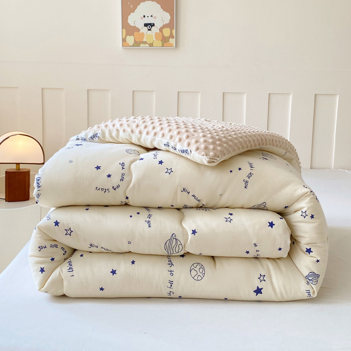 91家纺网 家纺一手货源 找家纺 小叮当家纺仓储工厂店 2025新款A类母婴级全棉双层纱婴儿绒210g豆豆被20%大豆纤维单人双人被芯 星际