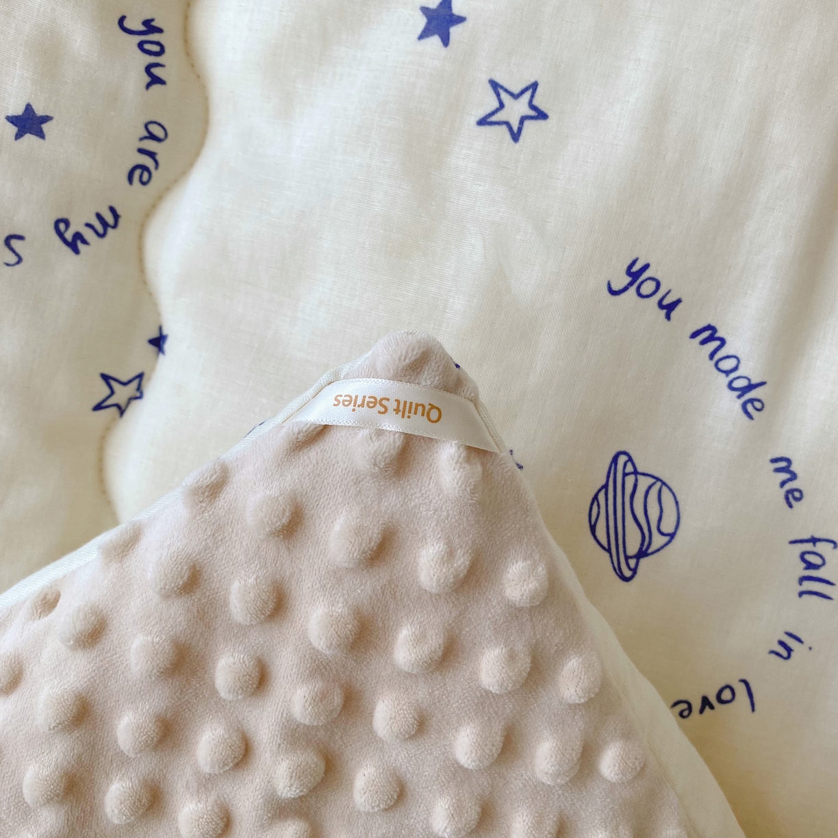 91家纺网 家纺一手货源 找家纺 小叮当家纺仓储工厂店 2025新款A类母婴级全棉双层纱婴儿绒210g豆豆被20%大豆纤维单人双人被芯 星际