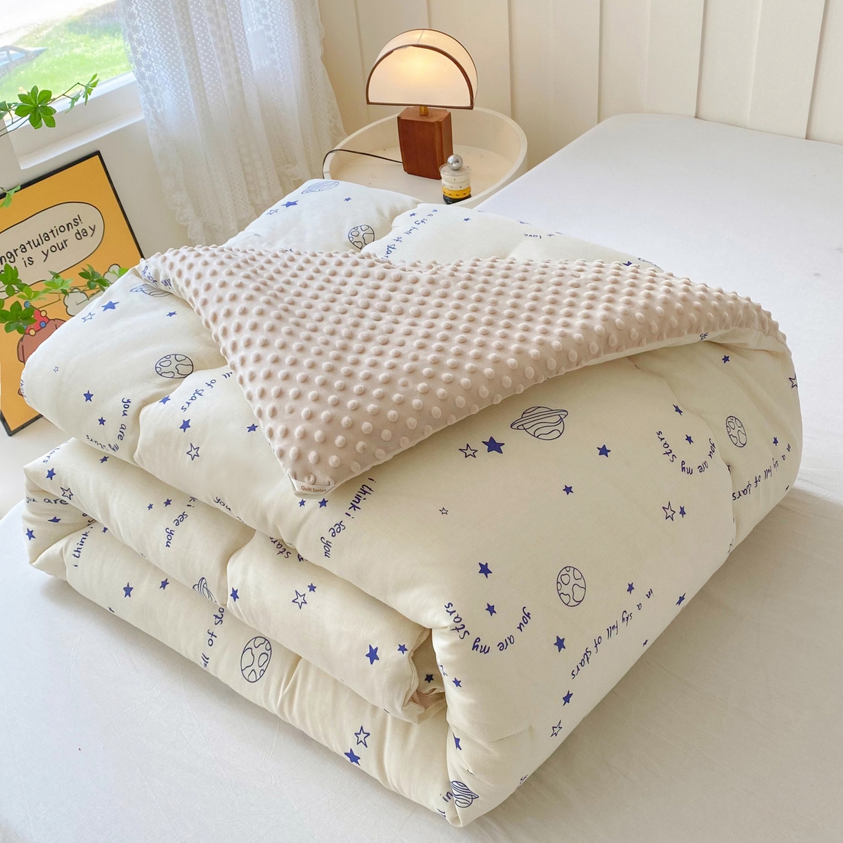 91家纺网 家纺一手货源 找家纺 小叮当家纺仓储工厂店 2025新款A类母婴级全棉双层纱婴儿绒210g豆豆被20%大豆纤维单人双人被芯 星际