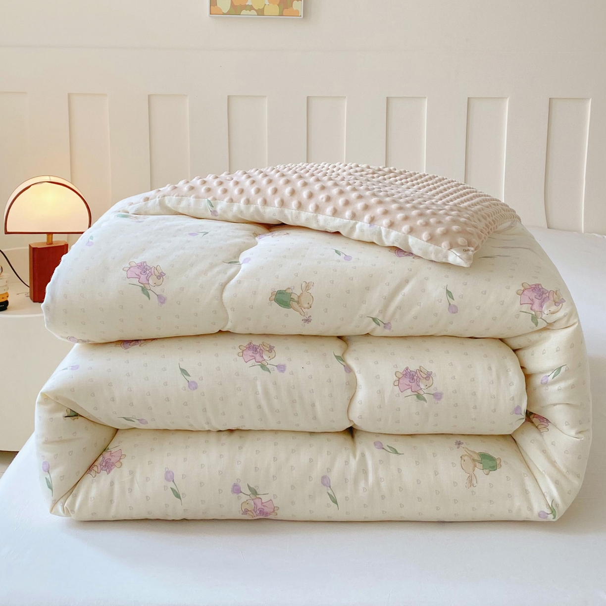 91家纺网 家纺一手货源 找家纺 小叮当家纺仓储工厂店 2025新款A类母婴级全棉双层纱婴儿绒210g豆豆被20%大豆纤维单人双人被芯 郁金香兔兔