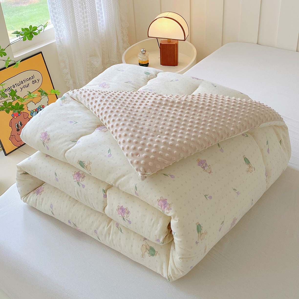 91家纺网 家纺一手货源 找家纺 小叮当家纺仓储工厂店 2025新款A类母婴级全棉双层纱婴儿绒210g豆豆被20%大豆纤维单人双人被芯 郁金香兔兔