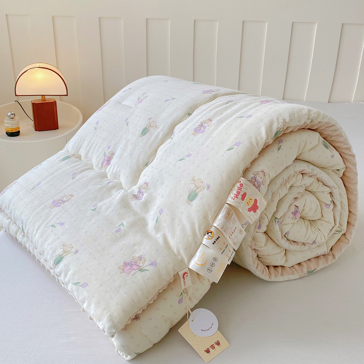 91家纺网 家纺一手货源 找家纺 小叮当家纺仓储工厂店 2025新款A类母婴级全棉双层纱婴儿绒210g豆豆被20%大豆纤维单人双人被芯 郁金香兔兔