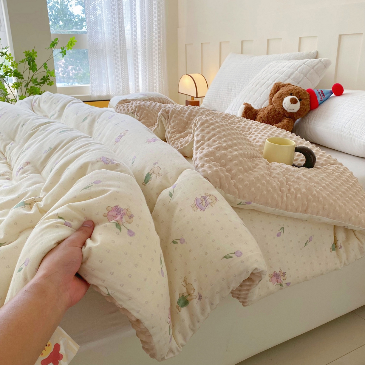 91家纺网 家纺一手货源 找家纺 小叮当家纺仓储工厂店 2025新款A类母婴级全棉双层纱婴儿绒210g豆豆被20%大豆纤维单人双人被芯 郁金香兔兔