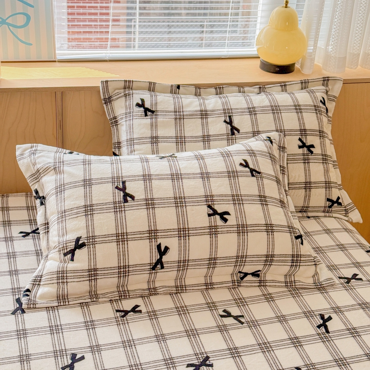 91家纺网 家纺一手货源 找家纺 名兮家居 2025新款高克重印花牛奶绒单床笠床笠单件 格子蝴蝶结