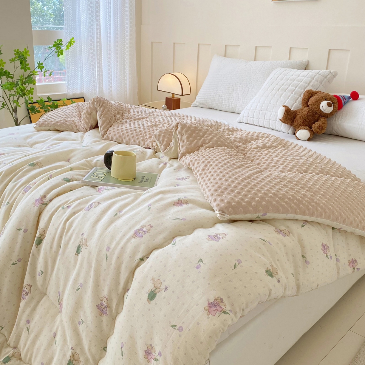 91家纺网 家纺一手货源 找家纺 小叮当家纺仓储工厂店 2025新款A类母婴级全棉双层纱婴儿绒210g豆豆被20%大豆纤维单人双人被芯 郁金香兔兔