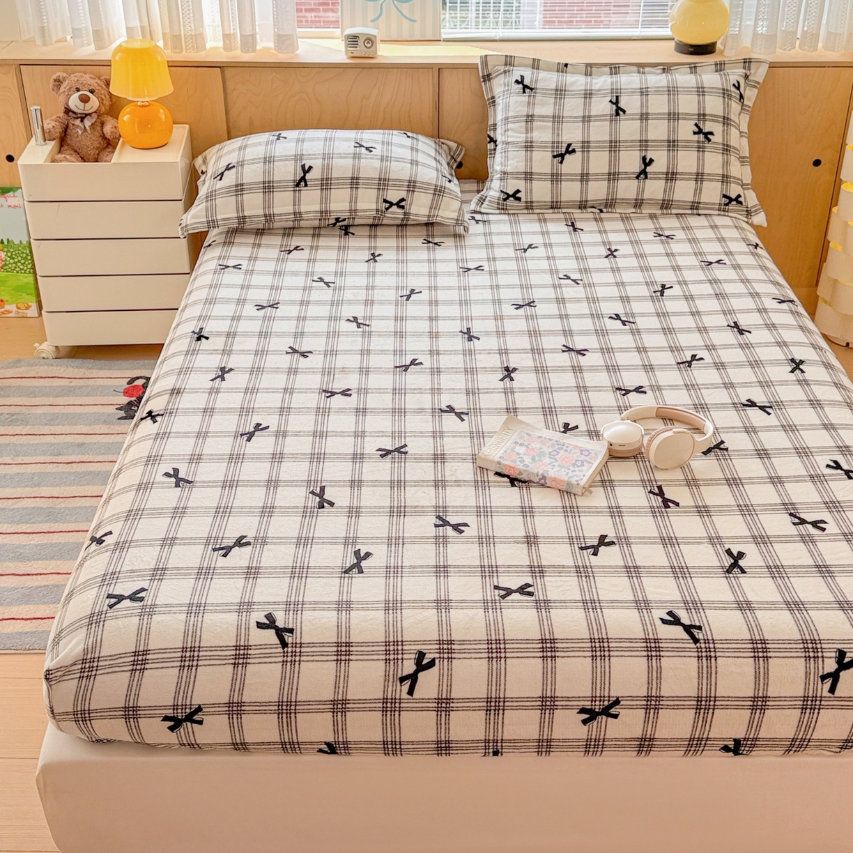 91家纺网 家纺一手货源 找家纺 名兮家居 2025新款高克重印花牛奶绒单床笠床笠单件 格子蝴蝶结