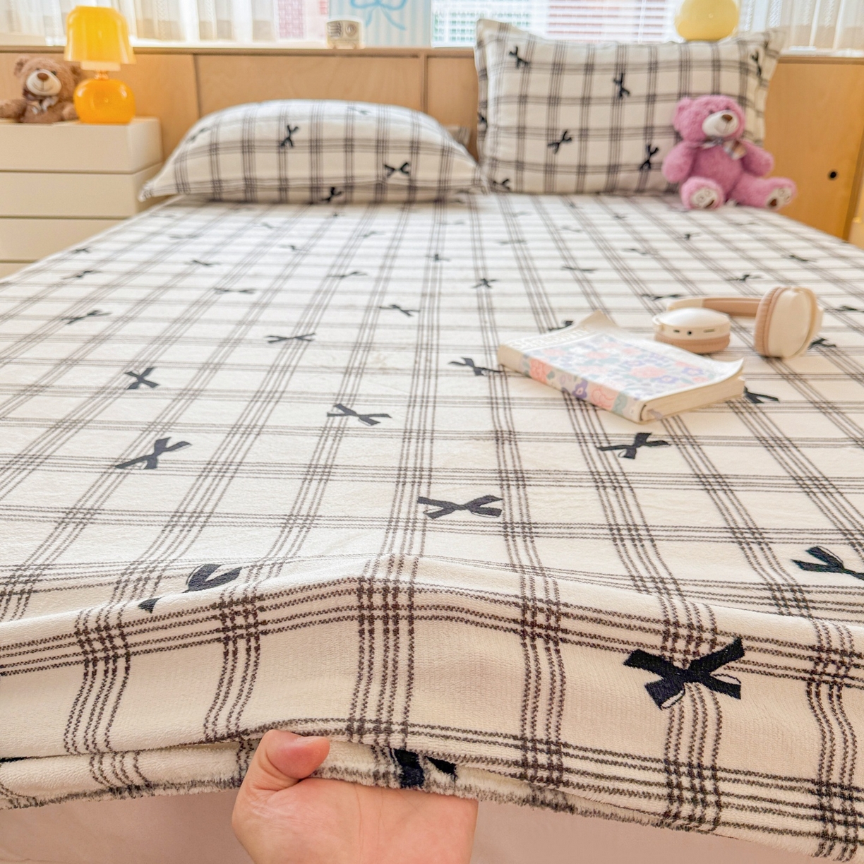 91家纺网 家纺一手货源 找家纺 名兮家居 2025新款高克重印花牛奶绒单床笠床笠单件 格子蝴蝶结