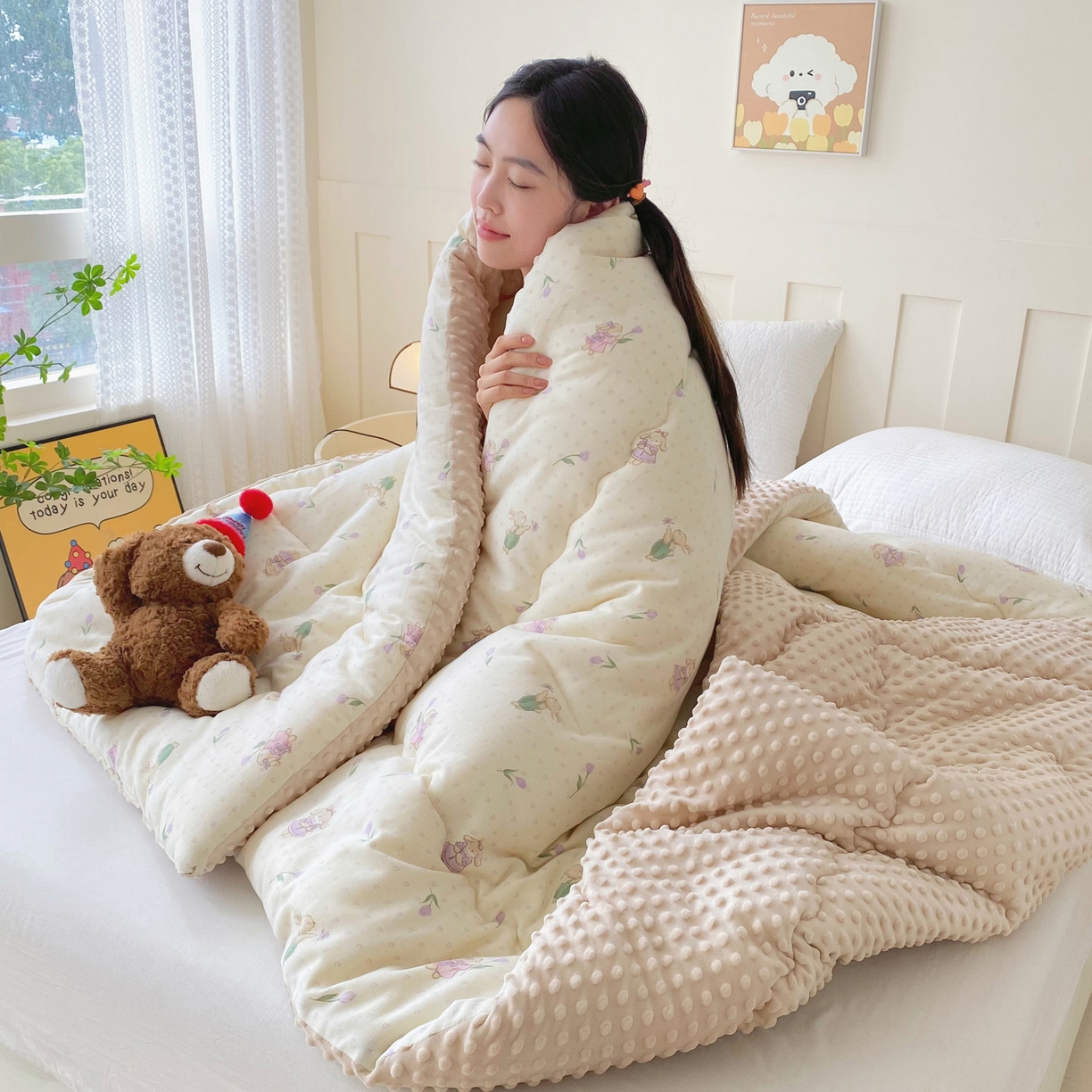 91家纺网 家纺一手货源 找家纺 小叮当家纺仓储工厂店 2025新款A类母婴级全棉双层纱婴儿绒210g豆豆被20%大豆纤维单人双人被芯 郁金香兔兔