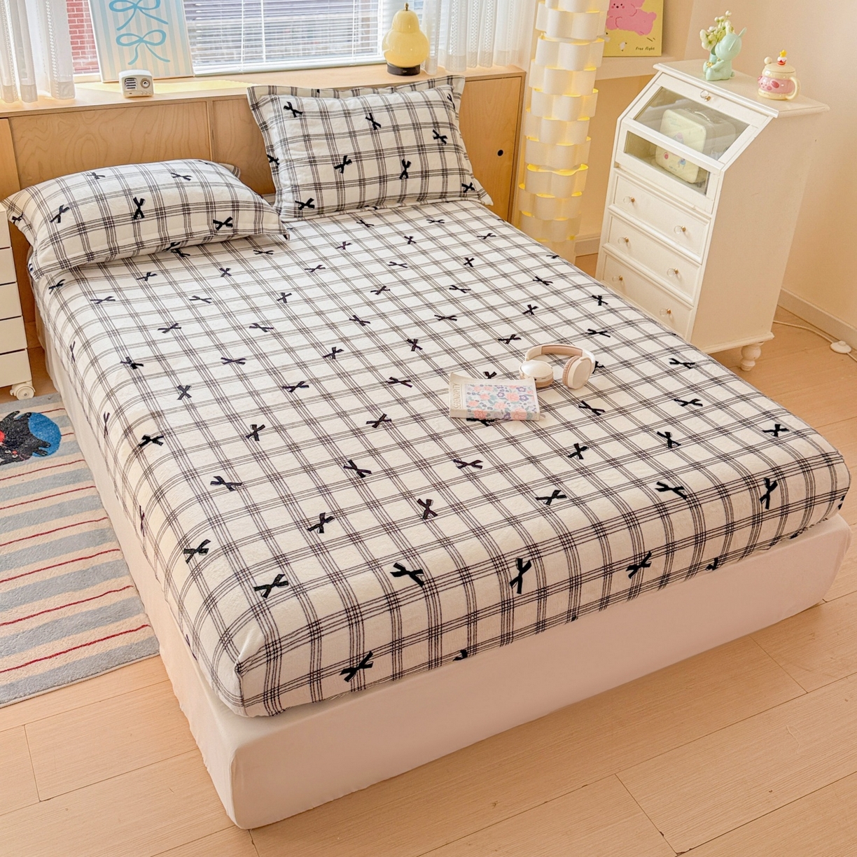 91家纺网 家纺一手货源 找家纺 名兮家居 2025新款高克重印花牛奶绒单床笠床笠单件 格子蝴蝶结