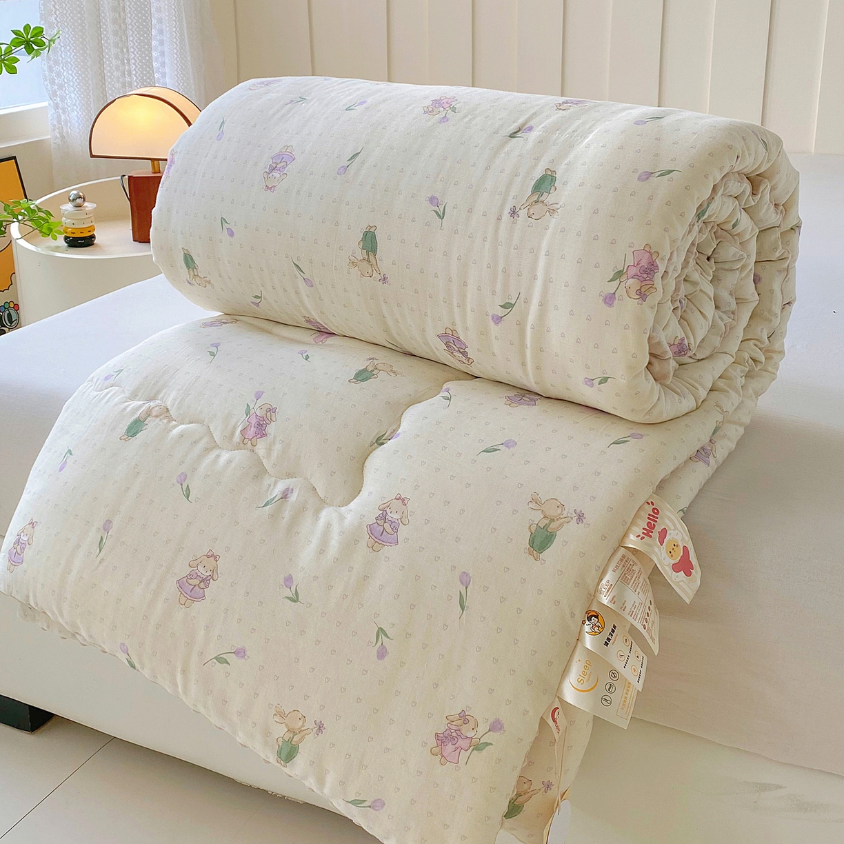 91家纺网 家纺一手货源 找家纺 小叮当家纺仓储工厂店 2025新款A类母婴级全棉双层纱婴儿绒210g豆豆被20%大豆纤维单人双人被芯 郁金香兔兔