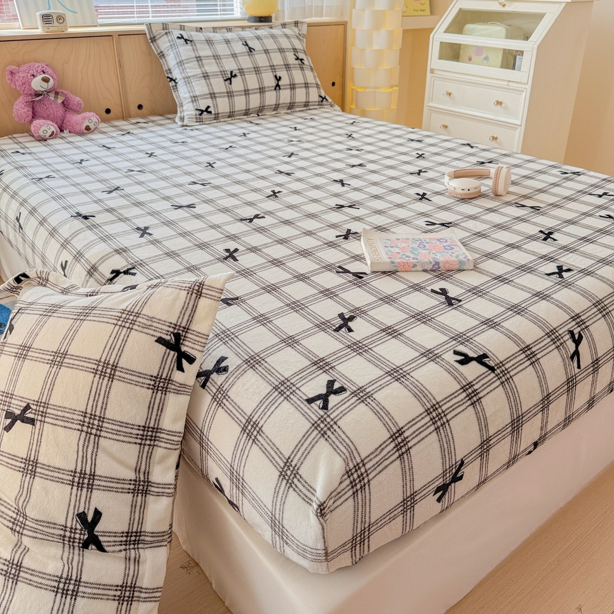 91家纺网 家纺一手货源 找家纺 名兮家居 2025新款高克重印花牛奶绒单床笠床笠单件 格子蝴蝶结