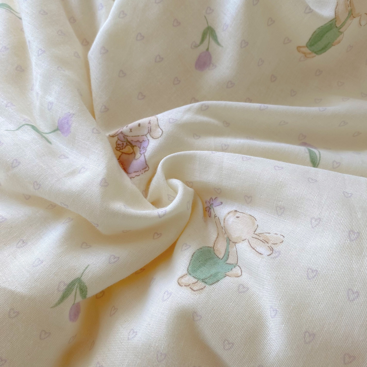 91家纺网 家纺一手货源 找家纺 小叮当家纺仓储工厂店 2025新款A类母婴级全棉双层纱婴儿绒210g豆豆被20%大豆纤维单人双人被芯 郁金香兔兔