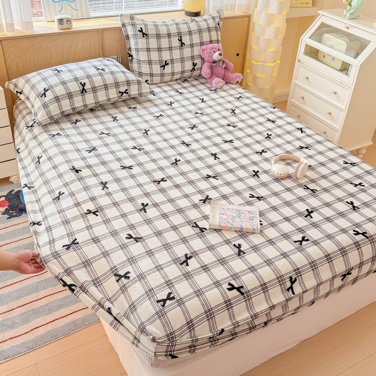 91家纺网 家纺一手货源 找家纺 名兮家居 2025新款高克重印花牛奶绒单床笠床笠单件 格子蝴蝶结