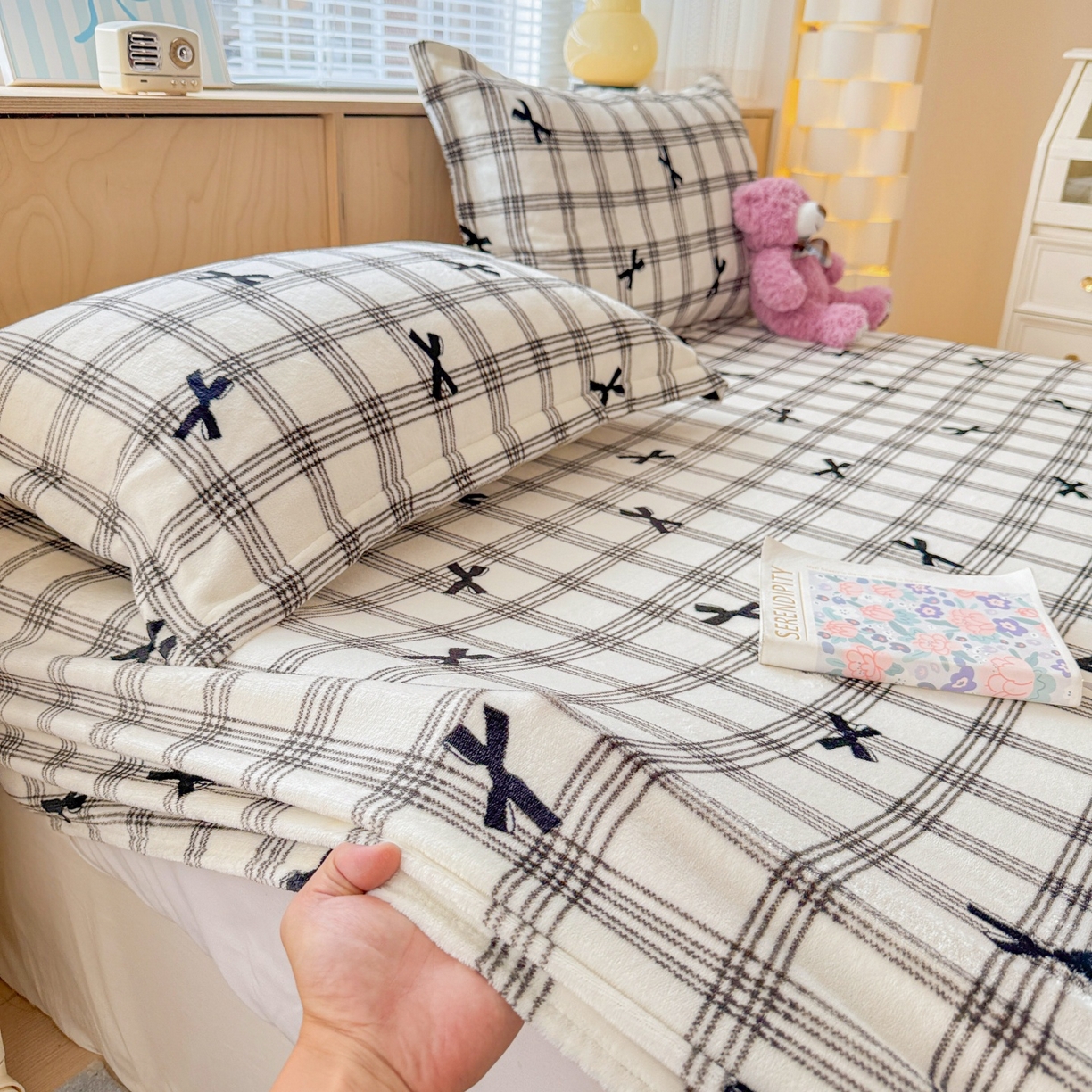 91家纺网 家纺一手货源 找家纺 名兮家居 2025新款高克重印花牛奶绒单床笠床笠单件 格子蝴蝶结