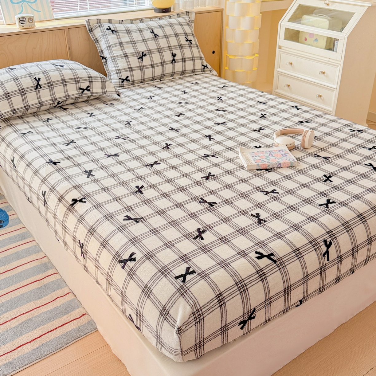 91家纺网 家纺一手货源 找家纺 名兮家居 2025新款高克重印花牛奶绒单床笠床笠单件 格子蝴蝶结