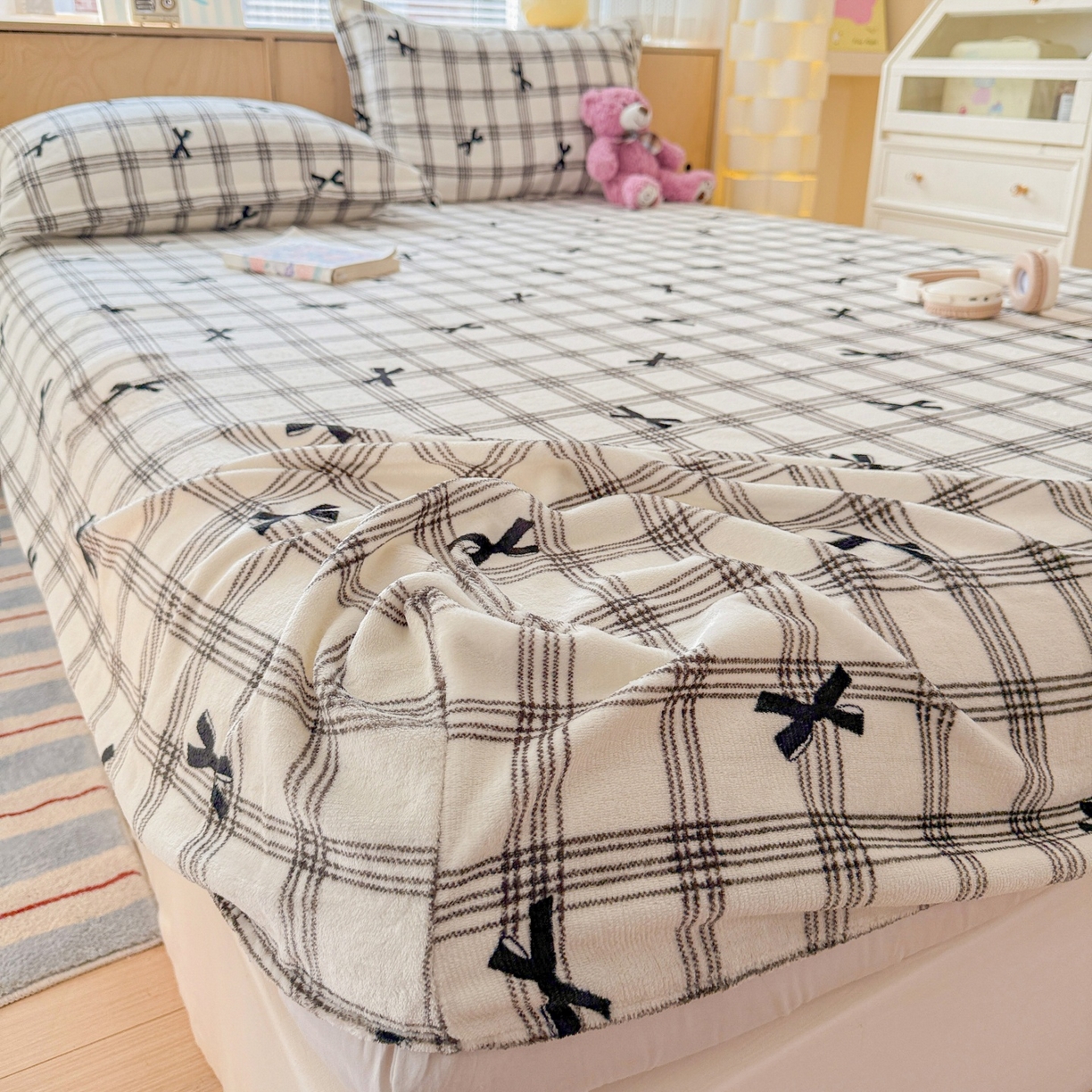 91家纺网 家纺一手货源 找家纺 名兮家居 2025新款高克重印花牛奶绒单床笠床笠单件 格子蝴蝶结