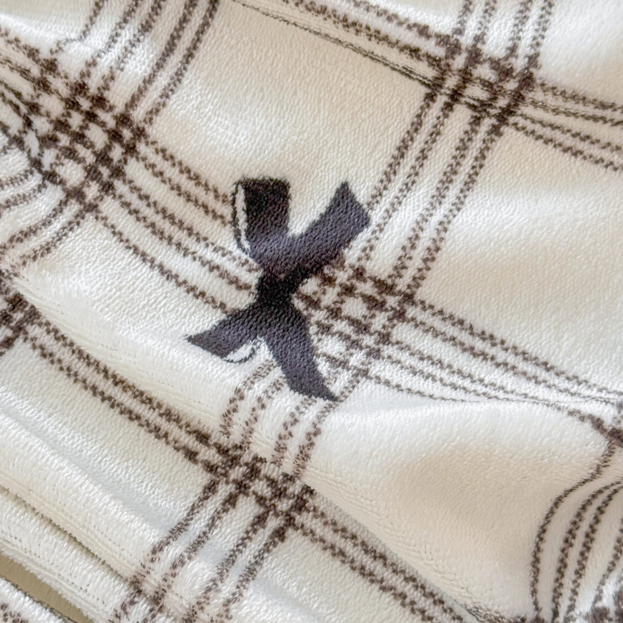 91家纺网 家纺一手货源 找家纺 名兮家居 2025新款高克重印花牛奶绒单床笠床笠单件 格子蝴蝶结