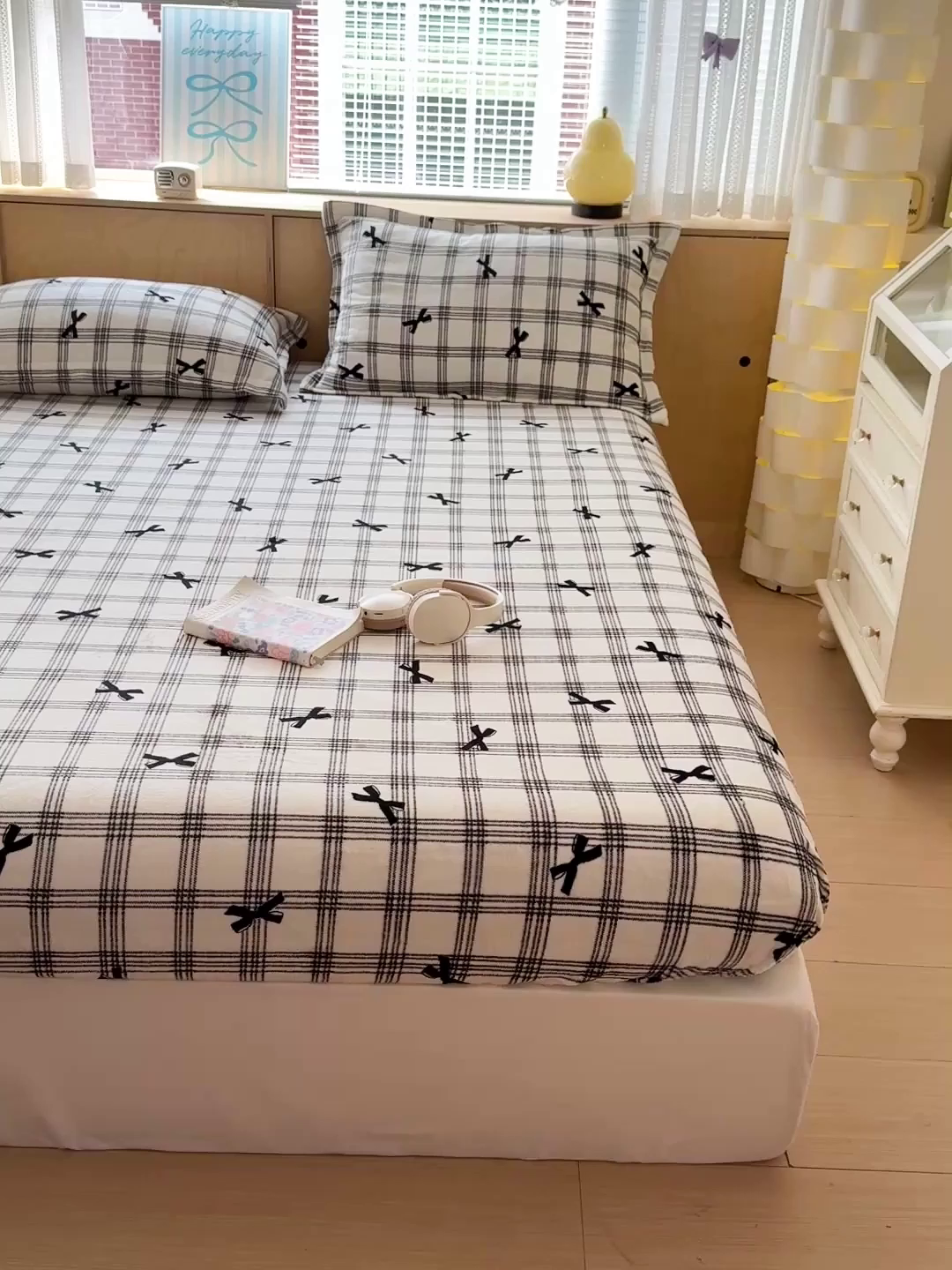 91家纺网 家纺一手货源 找家纺 名兮家居 2025新款高克重印花牛奶绒单床笠床笠单件 格子蝴蝶结