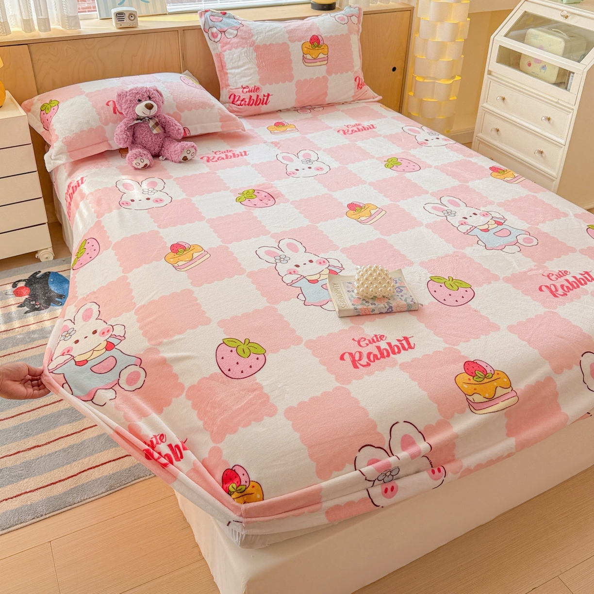 91家纺网 家纺一手货源 找家纺 名兮家居 2025新款高克重印花牛奶绒单床笠床笠单件 格子兔