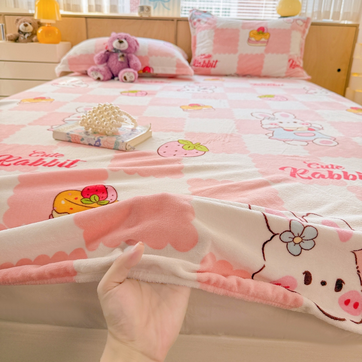 91家纺网 家纺一手货源 找家纺 名兮家居 2025新款高克重印花牛奶绒单床笠床笠单件 格子兔